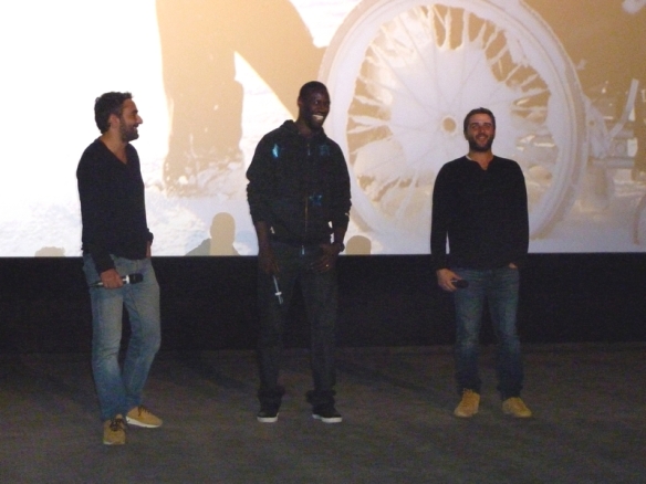 Eric Toledano, Omar Sy et Olivier Nakache lors de l'avant-première "Intouchables" à l'UGC Ciné Cité Rosny