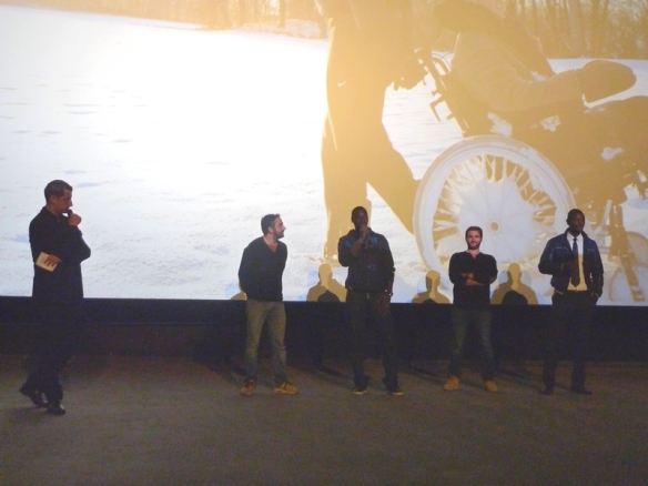 L'équipe du film "Intouchables" lors de l'avant-première à l'UGC Ciné Cité Rosny. De gauche à droite : le directeur du ciné, Eric Toledano (co-réalisateur), Omar Sy (alias Driss), Olivier Nakache (co-réalisateur) et Chérif (employé UGC qui a un rôle dans le film)